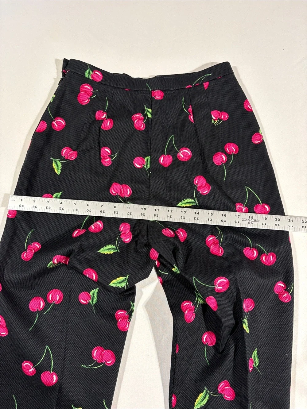 Briggs New York Black Cherry Print Capris size 8